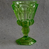 lysegrønt vinglas gammelt russisk drikkeglas hexagonal goblet russian